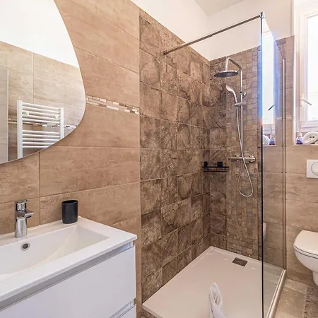Modern A C 1br 4p - Heart Of Apartman